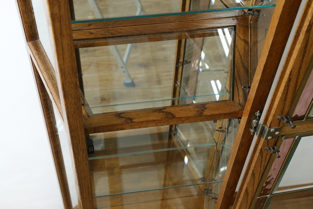 ヨーロッパヴィンテージ　ステンドグラス入り　オーク材　脚付き　エレガントな雰囲気漂う縦型キャビネット　(R-082470)