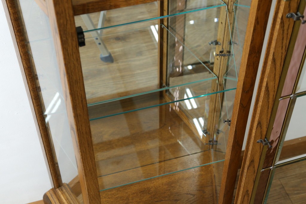 ヨーロッパヴィンテージ　ステンドグラス入り　オーク材　脚付き　エレガントな雰囲気漂う縦型キャビネット　(R-082470)