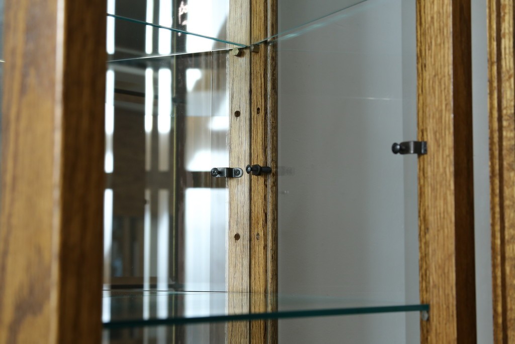 ヨーロッパヴィンテージ　ステンドグラス入り　オーク材　脚付き　エレガントな雰囲気漂う縦型キャビネット　(R-082470)