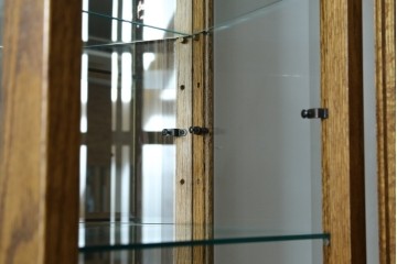 ヨーロッパヴィンテージ　ステンドグラス入り　オーク材　脚付き　エレガントな雰囲気漂う縦型キャビネット　(R-082470)