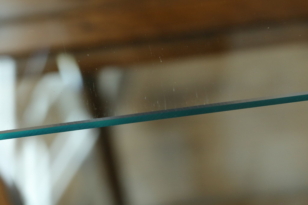 ヨーロッパヴィンテージ　ステンドグラス入り　オーク材　脚付き　エレガントな雰囲気漂う縦型キャビネット　(R-082470)