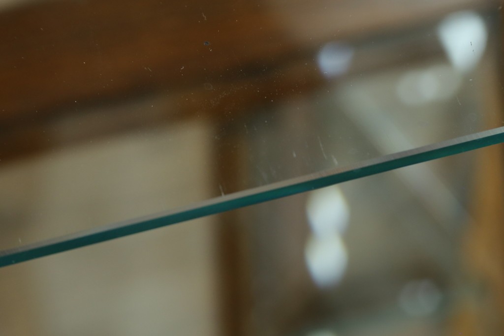 ヨーロッパヴィンテージ　ステンドグラス入り　オーク材　脚付き　エレガントな雰囲気漂う縦型キャビネット　(R-082470)