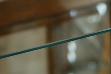 ヨーロッパヴィンテージ　ステンドグラス入り　オーク材　脚付き　エレガントな雰囲気漂う縦型キャビネット　(R-082470)