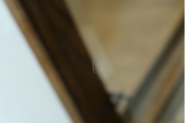 ヨーロッパヴィンテージ　ステンドグラス入り　オーク材　脚付き　エレガントな雰囲気漂う縦型キャビネット　(R-082470)