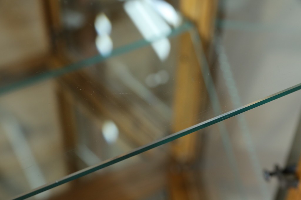 ヨーロッパヴィンテージ　ステンドグラス入り　オーク材　脚付き　エレガントな雰囲気漂う縦型キャビネット　(R-082470)