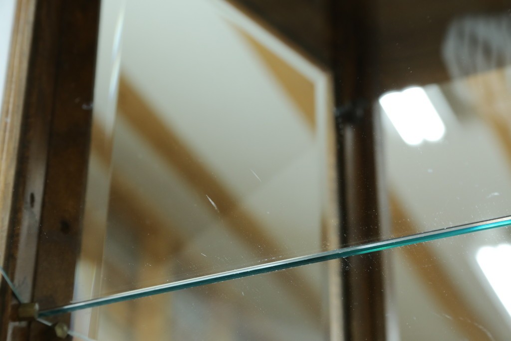 ヨーロッパヴィンテージ　ステンドグラス入り　オーク材　脚付き　エレガントな雰囲気漂う縦型キャビネット　(R-082470)