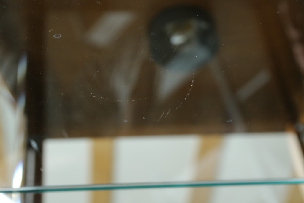 ヨーロッパヴィンテージ　ステンドグラス入り　オーク材　脚付き　エレガントな雰囲気漂う縦型キャビネット　(R-082470)