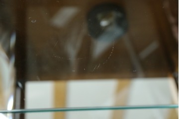 ヨーロッパヴィンテージ　ステンドグラス入り　オーク材　脚付き　エレガントな雰囲気漂う縦型キャビネット　(R-082470)