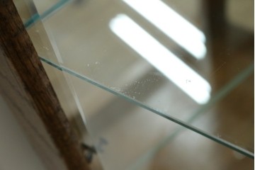 ヨーロッパヴィンテージ　ステンドグラス入り　オーク材　脚付き　エレガントな雰囲気漂う縦型キャビネット　(R-082470)