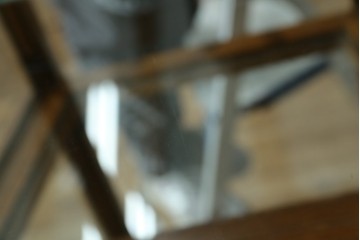 ヨーロッパヴィンテージ　ステンドグラス入り　オーク材　脚付き　エレガントな雰囲気漂う縦型キャビネット　(R-082470)