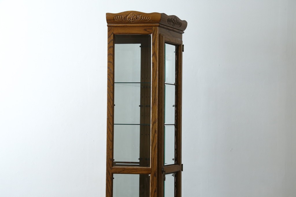 ヨーロッパヴィンテージ　ステンドグラス入り　オーク材　脚付き　エレガントな雰囲気漂う縦型キャビネット　(R-082470)