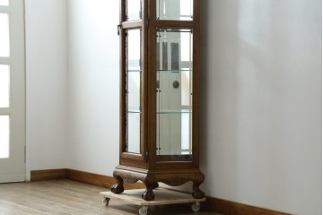 ヨーロッパヴィンテージ　ステンドグラス入り　オーク材　脚付き　エレガントな雰囲気漂う縦型キャビネット　(R-082470)