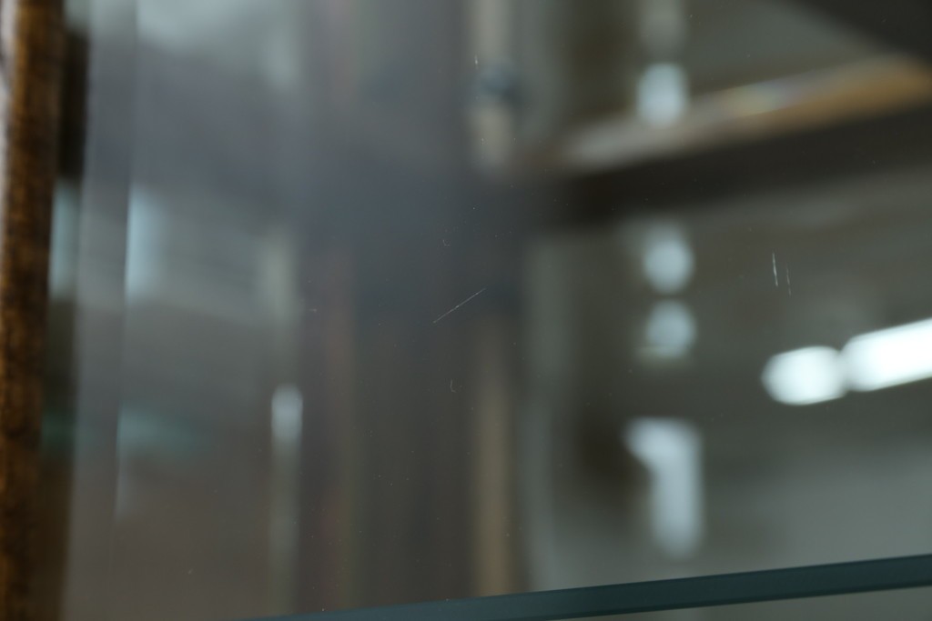 ヨーロッパヴィンテージ　ステンドグラス入り　オーク材　脚付き　エレガントな雰囲気漂う縦型キャビネット　(R-082470)