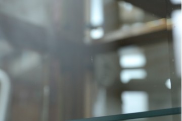 ヨーロッパヴィンテージ　ステンドグラス入り　オーク材　脚付き　エレガントな雰囲気漂う縦型キャビネット　(R-082470)