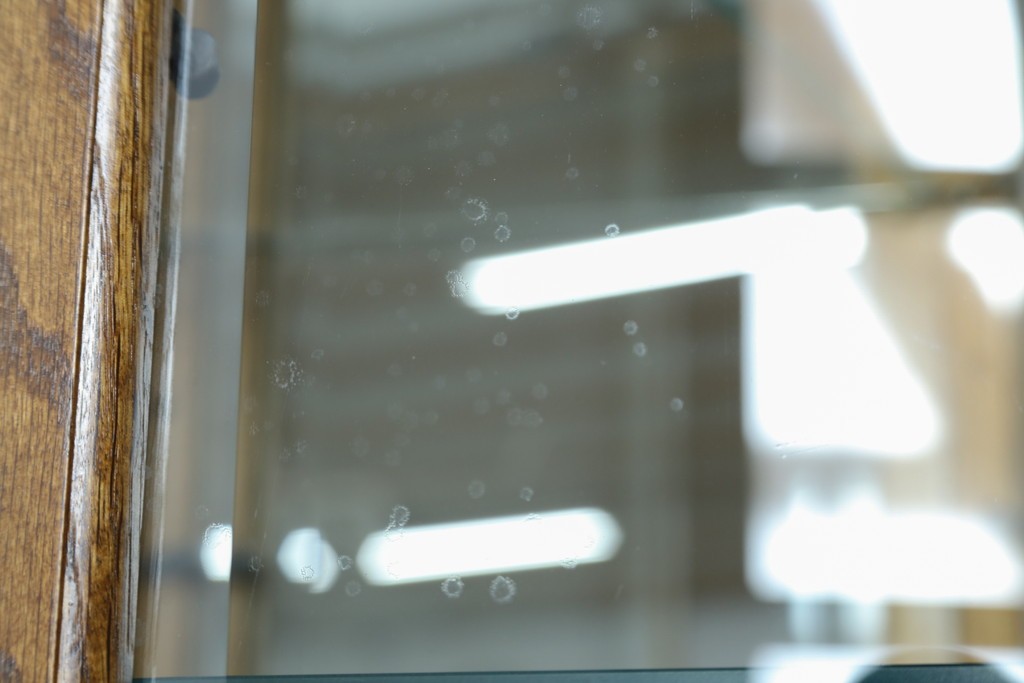 ヨーロッパヴィンテージ　ステンドグラス入り　オーク材　脚付き　エレガントな雰囲気漂う縦型キャビネット　(R-082470)