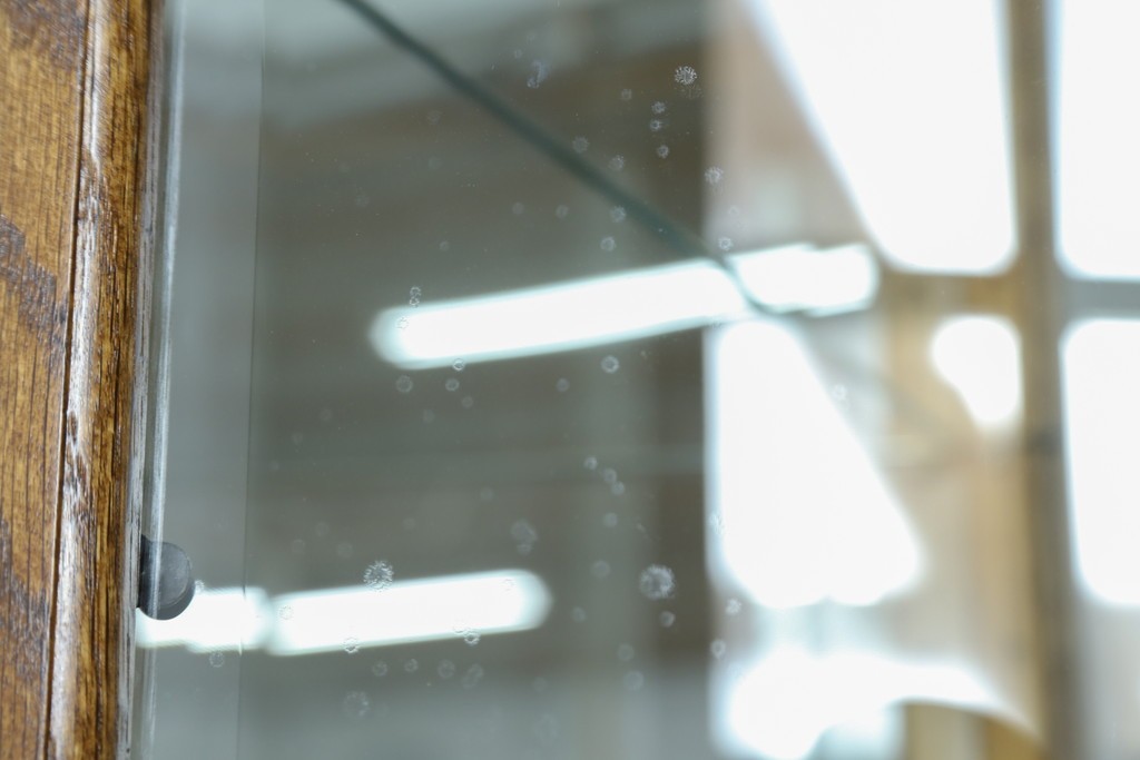 ヨーロッパヴィンテージ　ステンドグラス入り　オーク材　脚付き　エレガントな雰囲気漂う縦型キャビネット　(R-082470)