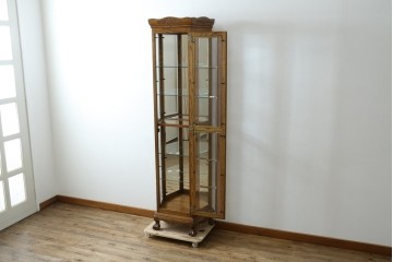 ヨーロッパヴィンテージ　ステンドグラス入り　オーク材　脚付き　エレガントな雰囲気漂う縦型キャビネット　(R-082470)