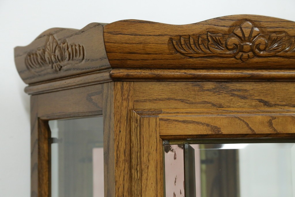 ヨーロッパヴィンテージ　ステンドグラス入り　オーク材　脚付き　エレガントな雰囲気漂う縦型キャビネット　(R-082470)