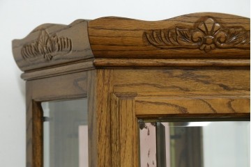 ヨーロッパヴィンテージ　ステンドグラス入り　オーク材　脚付き　エレガントな雰囲気漂う縦型キャビネット　(R-082470)