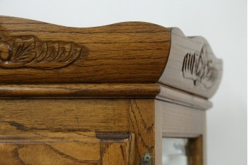 ヨーロッパヴィンテージ　ステンドグラス入り　オーク材　脚付き　エレガントな雰囲気漂う縦型キャビネット　(R-082470)