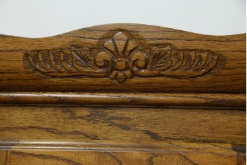 ヨーロッパヴィンテージ　ステンドグラス入り　オーク材　脚付き　エレガントな雰囲気漂う縦型キャビネット　(R-082470)