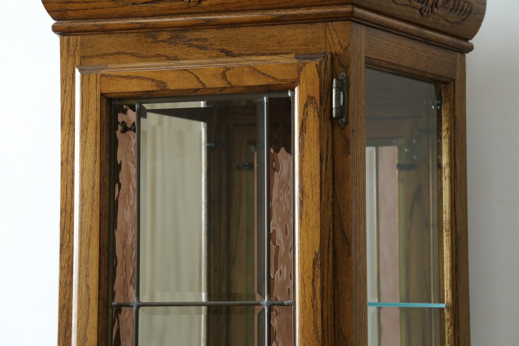 ヨーロッパヴィンテージ　ステンドグラス入り　オーク材　脚付き　エレガントな雰囲気漂う縦型キャビネット　(R-082470)