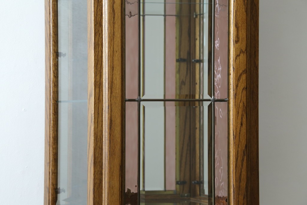 ヨーロッパヴィンテージ　ステンドグラス入り　オーク材　脚付き　エレガントな雰囲気漂う縦型キャビネット　(R-082470)