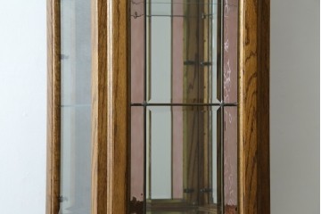 ヨーロッパヴィンテージ　ステンドグラス入り　オーク材　脚付き　エレガントな雰囲気漂う縦型キャビネット　(R-082470)