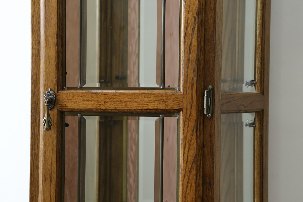 ヨーロッパヴィンテージ　ステンドグラス入り　オーク材　脚付き　エレガントな雰囲気漂う縦型キャビネット　(R-082470)