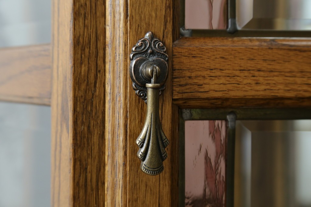 ヨーロッパヴィンテージ　ステンドグラス入り　オーク材　脚付き　エレガントな雰囲気漂う縦型キャビネット　(R-082470)