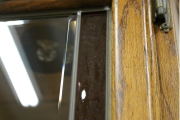 ヨーロッパヴィンテージ　ステンドグラス入り　オーク材　脚付き　エレガントな雰囲気漂う縦型キャビネット　(R-082470)