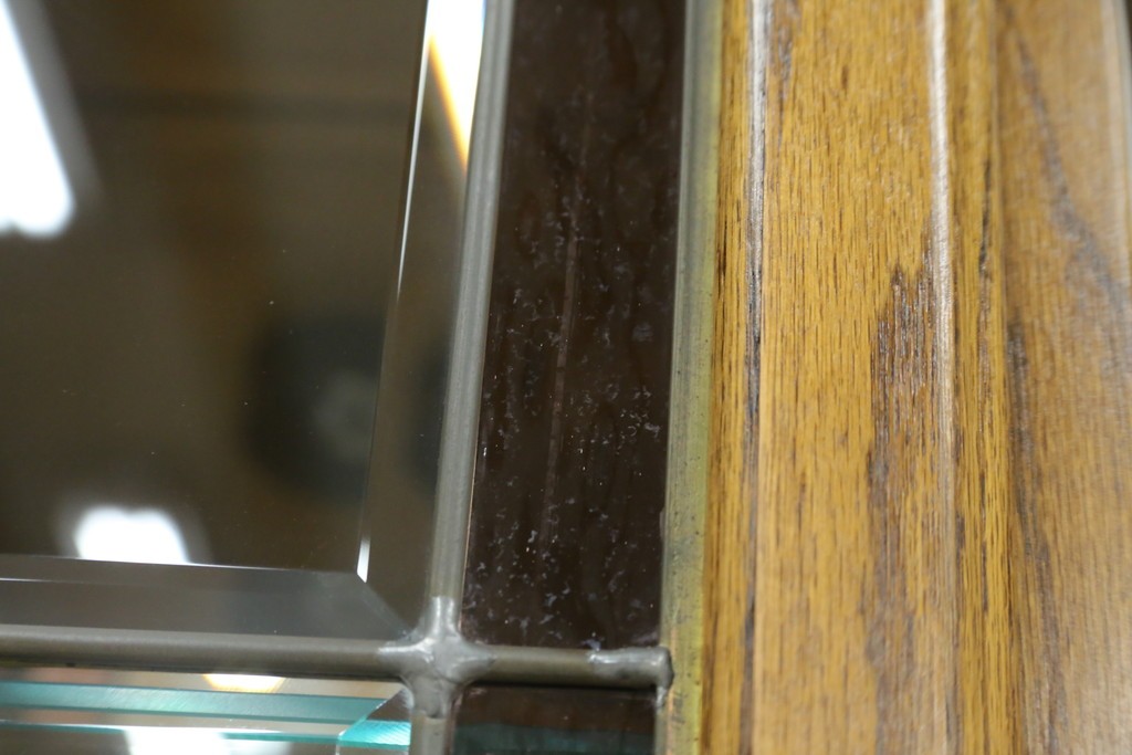 ヨーロッパヴィンテージ　ステンドグラス入り　オーク材　脚付き　エレガントな雰囲気漂う縦型キャビネット　(R-082470)