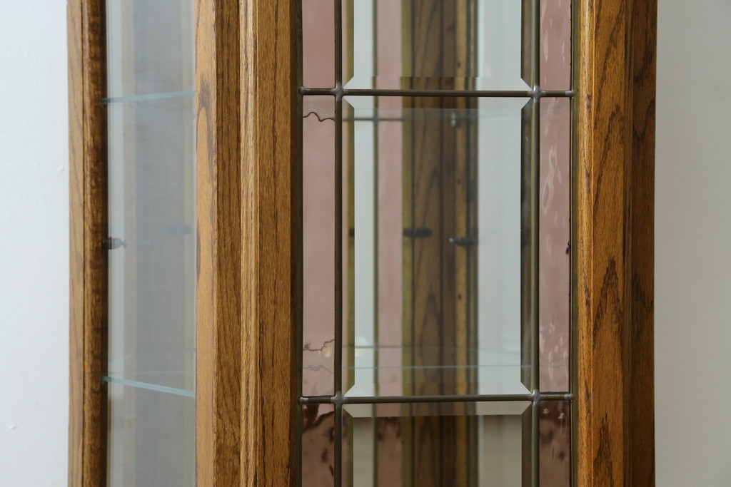 ヨーロッパヴィンテージ　ステンドグラス入り　オーク材　脚付き　エレガントな雰囲気漂う縦型キャビネット　(R-082470)