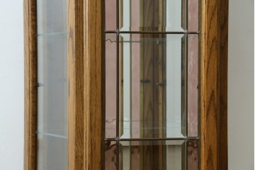 ヨーロッパヴィンテージ　ステンドグラス入り　オーク材　脚付き　エレガントな雰囲気漂う縦型キャビネット　(R-082470)