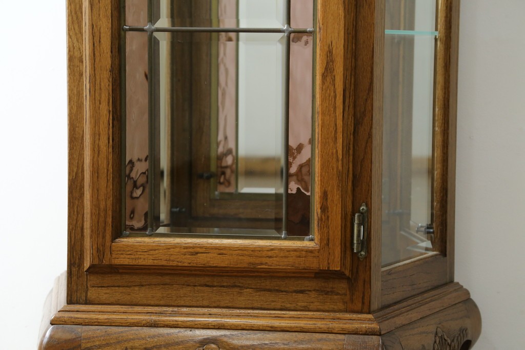 ヨーロッパヴィンテージ　ステンドグラス入り　オーク材　脚付き　エレガントな雰囲気漂う縦型キャビネット　(R-082470)