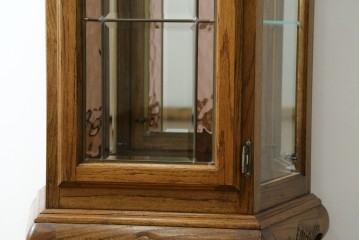 ヨーロッパヴィンテージ　ステンドグラス入り　オーク材　脚付き　エレガントな雰囲気漂う縦型キャビネット　(R-082470)