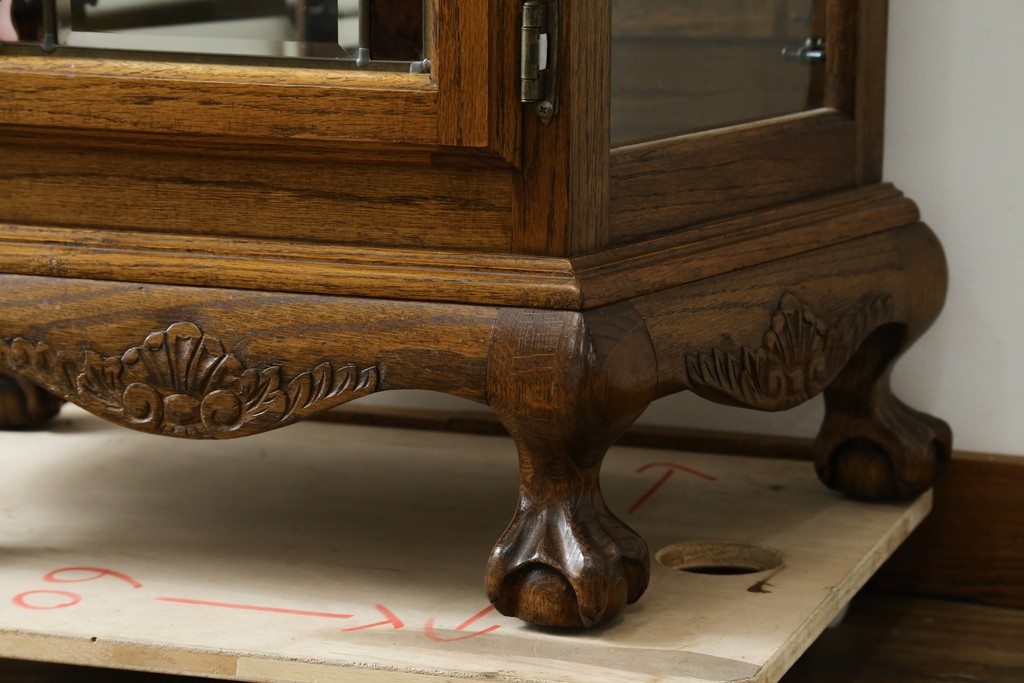 ヨーロッパヴィンテージ　ステンドグラス入り　オーク材　脚付き　エレガントな雰囲気漂う縦型キャビネット　(R-082470)