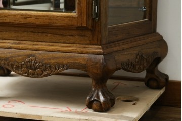 ヨーロッパヴィンテージ　ステンドグラス入り　オーク材　脚付き　エレガントな雰囲気漂う縦型キャビネット　(R-082470)