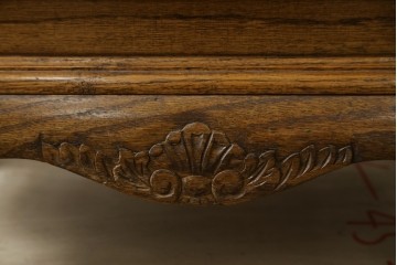 ヨーロッパヴィンテージ　ステンドグラス入り　オーク材　脚付き　エレガントな雰囲気漂う縦型キャビネット　(R-082470)