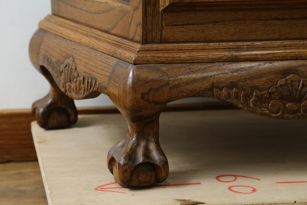 ヨーロッパヴィンテージ　ステンドグラス入り　オーク材　脚付き　エレガントな雰囲気漂う縦型キャビネット　(R-082470)