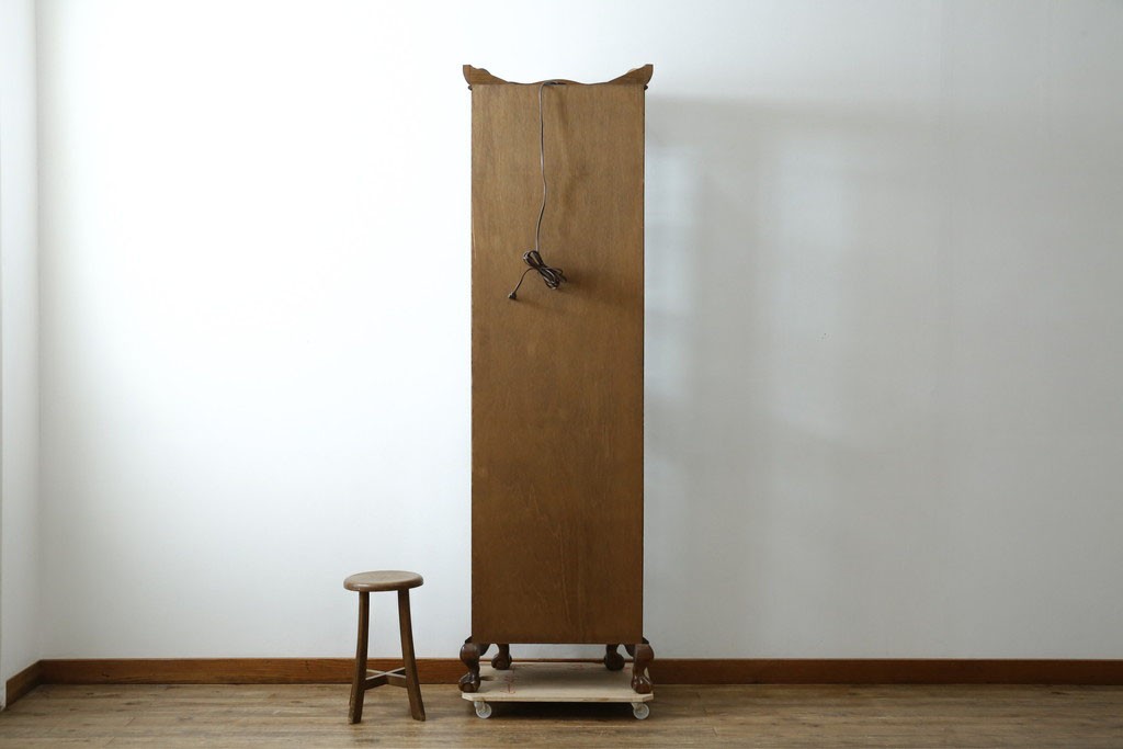 ヨーロッパヴィンテージ　ステンドグラス入り　オーク材　脚付き　エレガントな雰囲気漂う縦型キャビネット　(R-082470)