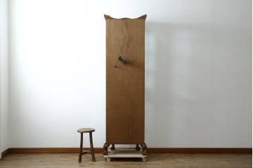 ヨーロッパヴィンテージ　ステンドグラス入り　オーク材　脚付き　エレガントな雰囲気漂う縦型キャビネット　(R-082470)