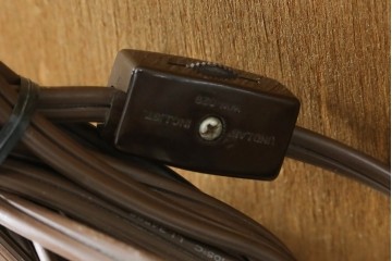 ヨーロッパヴィンテージ　ステンドグラス入り　オーク材　脚付き　エレガントな雰囲気漂う縦型キャビネット　(R-082470)