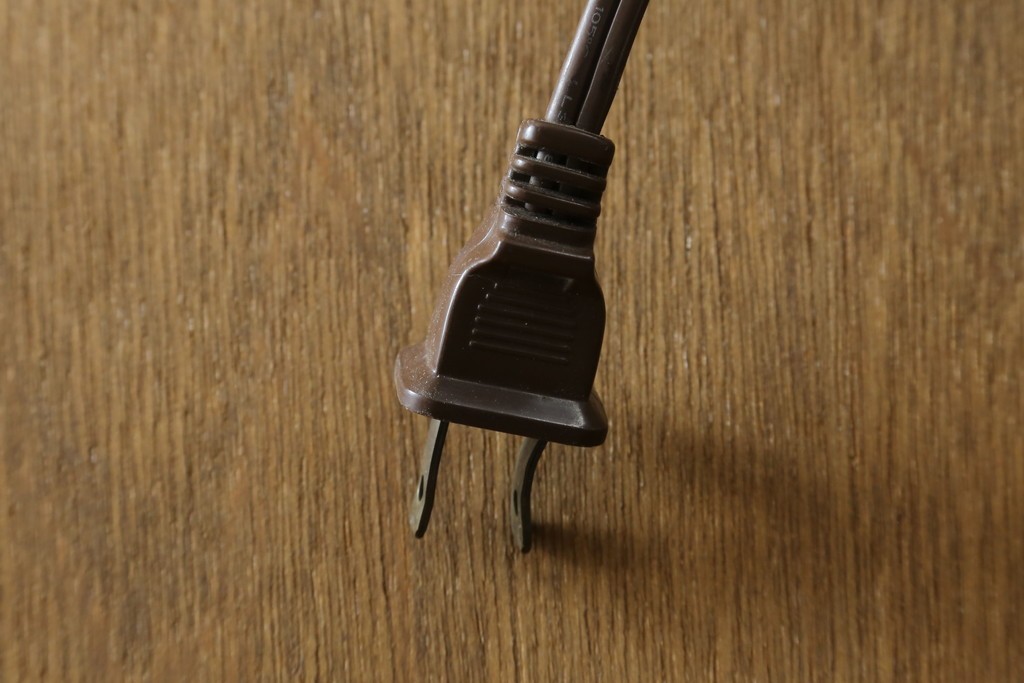 ヨーロッパヴィンテージ　ステンドグラス入り　オーク材　脚付き　エレガントな雰囲気漂う縦型キャビネット　(R-082470)