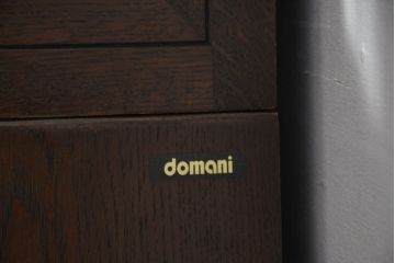 中古　カリモク家具(karimoku)　domani(ドマーニ)　Morganton(モーガントン)　ディスプレイ什器におすすめ!ヒッコリーブラウンのガラスキャビネット(キュリオケース、ガラスケース、ショーケース、ディスプレイケース、コレクションケース、飾り棚、陳列棚、収納棚、店舗什器)(定価約70万円)(R-082471)