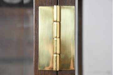 中古　カリモク家具(karimoku)　domani(ドマーニ)　Morganton(モーガントン)　ディスプレイ什器におすすめ!ヒッコリーブラウンのガラスキャビネット(キュリオケース、ガラスケース、ショーケース、ディスプレイケース、コレクションケース、飾り棚、陳列棚、収納棚、店舗什器)(定価約70万円)(R-082471)