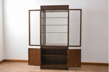 中古　カリモク家具(karimoku)　domani(ドマーニ)　Morganton(モーガントン)　ディスプレイ什器におすすめ!ヒッコリーブラウンのガラスキャビネット(キュリオケース、ガラスケース、ショーケース、ディスプレイケース、コレクションケース、飾り棚、陳列棚、収納棚、店舗什器)(定価約70万円)(R-082471)