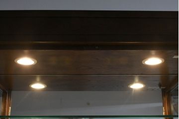 中古　カリモク家具(karimoku)　domani(ドマーニ)　Morganton(モーガントン)　ディスプレイ什器におすすめ!ヒッコリーブラウンのガラスキャビネット(キュリオケース、ガラスケース、ショーケース、ディスプレイケース、コレクションケース、飾り棚、陳列棚、収納棚、店舗什器)(定価約70万円)(R-082471)