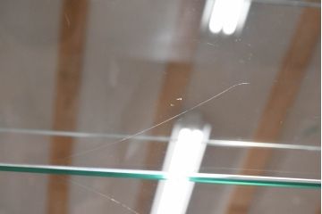 中古　カリモク家具(karimoku)　domani(ドマーニ)　Morganton(モーガントン)　ディスプレイ什器におすすめ!ヒッコリーブラウンのガラスキャビネット(キュリオケース、ガラスケース、ショーケース、ディスプレイケース、コレクションケース、飾り棚、陳列棚、収納棚、店舗什器)(定価約70万円)(R-082471)