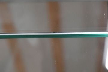中古　カリモク家具(karimoku)　domani(ドマーニ)　Morganton(モーガントン)　ディスプレイ什器におすすめ!ヒッコリーブラウンのガラスキャビネット(キュリオケース、ガラスケース、ショーケース、ディスプレイケース、コレクションケース、飾り棚、陳列棚、収納棚、店舗什器)(定価約70万円)(R-082471)